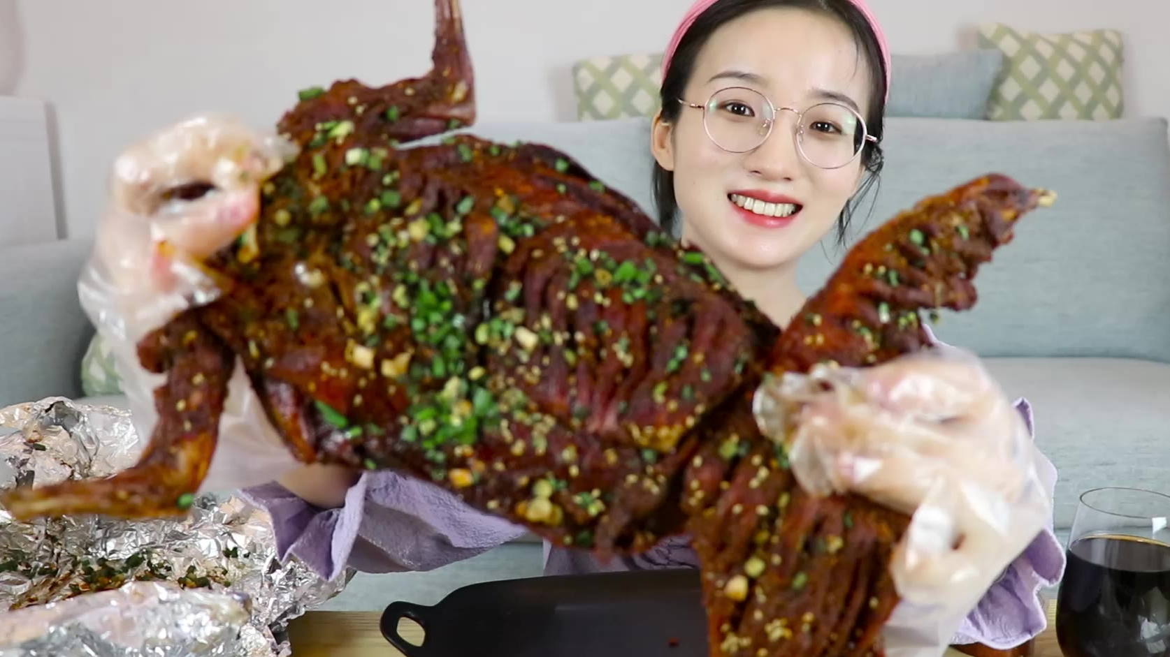 128元买一整只手撕烤兔,撒上辣椒面,味道怎么样?